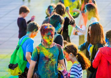 Rusya, Moskova - 25 Haziran 2017. Yüzünde parlak renkler olan genç bir adam. Holi Hindistan 'da geleneksel bir bayramdır.