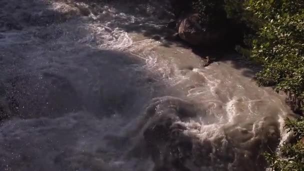 嵐の川は大きな石を洗浄し スプレーや泡が飛んでいる 接近中だ スローモーションビデオ 高品質のフルHd映像 — ストック動画