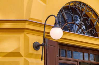 Siyah metalden yapılmış lüks antik sokak lambası. Rafine edilmiş biçim, sahtecilik.