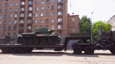 Moskova, Rusya 20 Haziran 2020: geçit töreninden askeri teçhizat nakli. Büyük Vatanseverlik Savaşı 'ndan kalma T-34 tankları Kızıl Meydan' daki geçit töreninden nakledildi..
