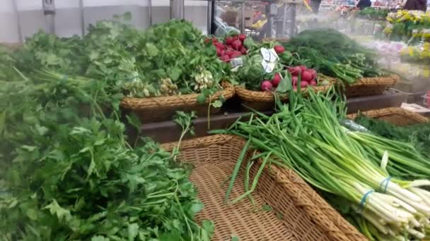 Zöldség párásító a pulton a szupermarketben. — Stock videók