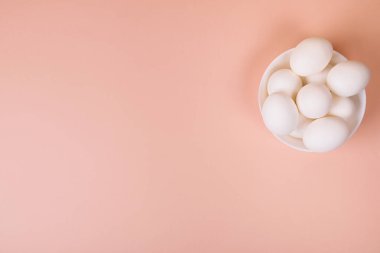 Pembe arka planda paskalya yumurtaları, mesaj için yer var. Bir satırda çeşitli kompozisyonlar, üst, yan, alt.