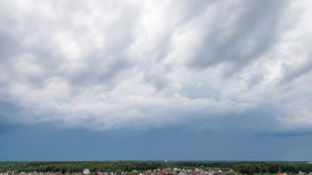 Dramatyczna Burza Deszczowa Poruszająca Się Nad Krajobrazem Uderzeniem Pioruna Ziemię — Wideo stockowe