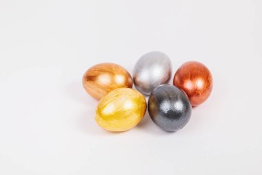 Paskalya. Üniformalı, beyaz arka planda, yazı için yeri olan çok renkli yumurtalar. Yukarıdan görüntüle.