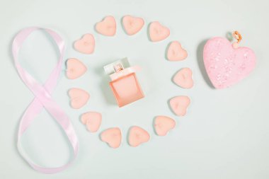 8 Mart, mavi arka planda kupa kompozisyonu. Yukarıdan bak. Metin için boşluk, düz uzanma