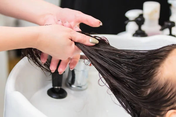 Cabeleireiro Lava Cabeça Uma Menina Com Cabelos Longos Pia Cabelo — Fotografia de Stock