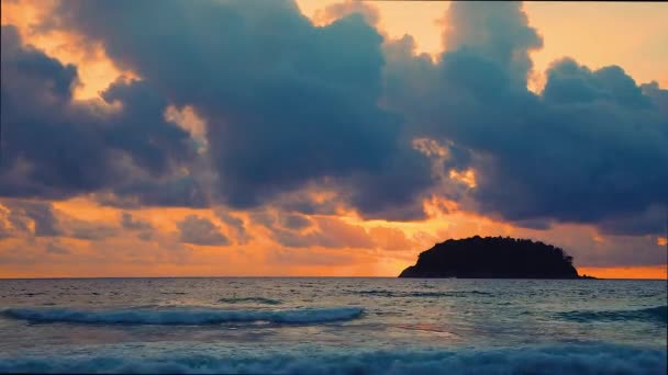 Естественный Красно Оранжевый Закат Над Морем Огромные Темные Облака Спокойное — стоковое видео