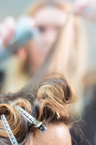 Saç Bigudileri Bir Güzellik Salonundaki Genç Bir Kızın Kafasında Yaralanır — Stok fotoğraf