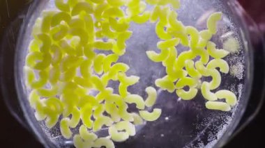 Cam bir kasede demir bir kaşıkla macunu karıştırmak. Alt görünüm