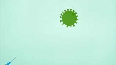 Coronavirus ilacı ve maskeli şırıngayla Hareketi durdurun. Düz yatıyordu