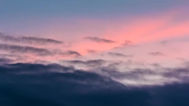 青空にピンク色の黄色の雲の急速な動き — ストック動画