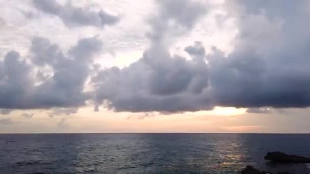 Intervalli di tempo. Un dolce tramonto sul mare, una barca a vela sta passando. — Video Stock