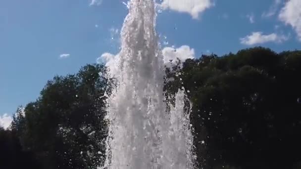 Крупним планом струмінь фонтану пікірує вгору у повільному русі — стокове відео