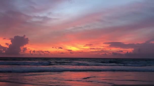 Нежный розовый закат на море в сумерках — стоковое видео