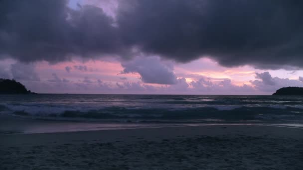 Нежный сине-фиолетовый закат на море в сумерках. — стоковое видео