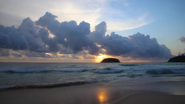 Güneşin kumdaki yansımasıyla denizin üzerinde nefis bir gün batımı. — Stok video