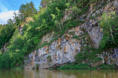 Dağları olan renkli bir manzara ve Rusya 'da güzel sakin bir nehir. River Ay.