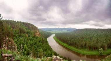 Dağları olan renkli bir manzara ve Rusya 'da güzel kıvrımlı bir nehir. River Ay