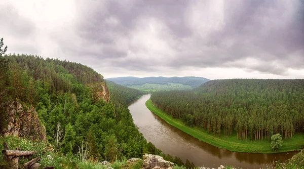 Dağları olan renkli bir manzara ve Rusya 'da güzel kıvrımlı bir nehir. River Ay
