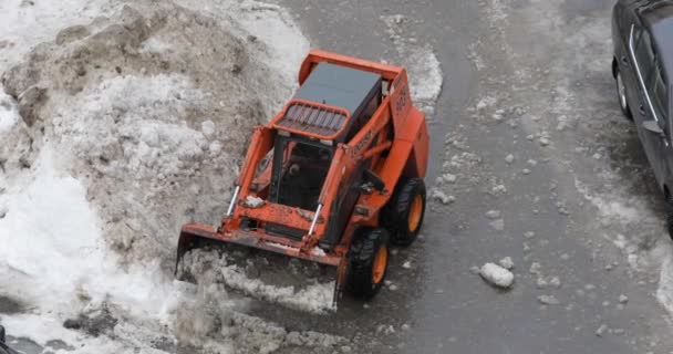 ミニトラクター道路の側面に雪をシャベル — ストック動画