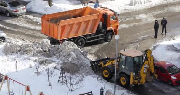 ミニトラクターは雪をシャベルし、バケツにロードします. — ストック動画
