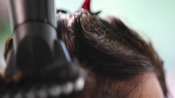 Parrucchiere Principale Asciuga Capelli Della Donna Con Asciugacapelli Pettine Primo — Video Stock