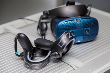 Sanal gerçeklik kaskı. VR kulaklık. Sanal gerçeklik gözlükleriyle 3B görüntüleme.