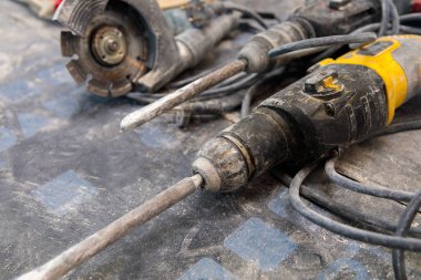 Dairenin yenilenmesi için gerekli aletler. Döner çekiç, matkap, dairesel testere