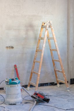 Merdiveni ve tamir aleti olan bir oda..
