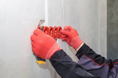 Kırmızı ve mavi prizler için plastik eklentiler. İnşaat elektrikli süpürgesi