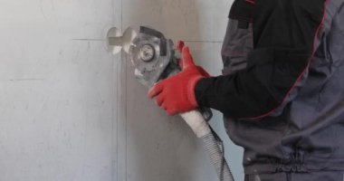 Elektrikçi tel kanalı dairesel testere ile kesiyor..