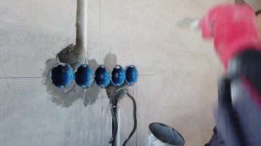 Elektrikçi prizler ve kablolar için delikler ve kanallar alçılayacak.