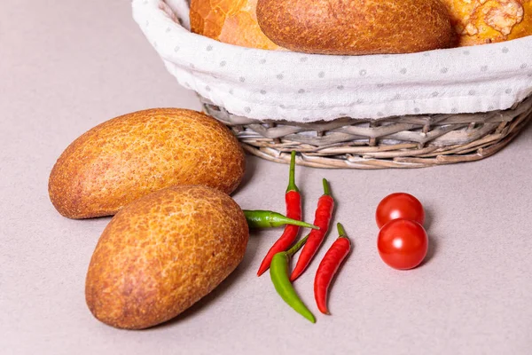 Masanın üzerinde kırmızı biber ve domatesli taze ekmek..