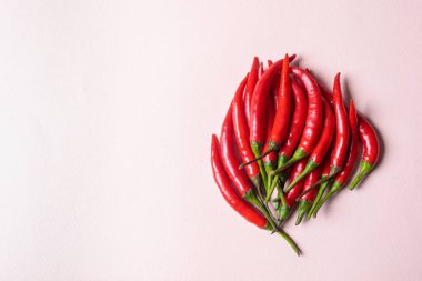 Hafif arka planda kırmızı biber slaytı.