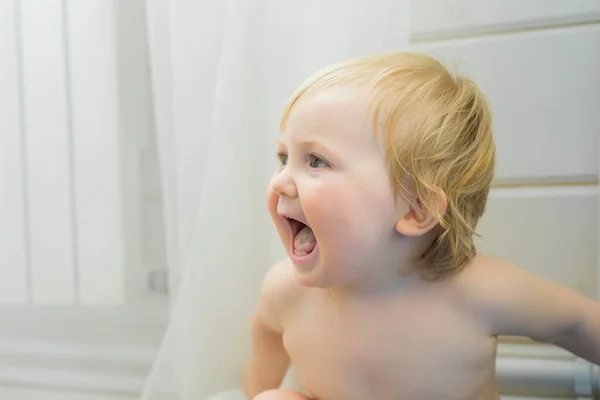 Das Kind sieht Mama an und freut sich und lacht. Nahaufnahme — Stockfoto