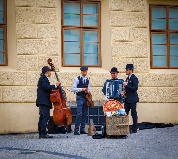 Uma banda de jazz está tocando na rua, Praga, República Checa, 14 de abril de 2018 — Fotografia de Stock