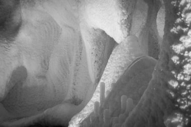 Muhteşem bir yapay buz mağarası, duvarlar karla kaplı ve aydınlık. Donmuş buz ve soğuk içinde