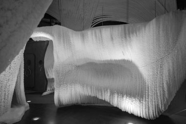 Muhteşem bir yapay buz mağarası, duvarlar karla kaplı ve aydınlık. Donmuş buz ve soğuk içinde