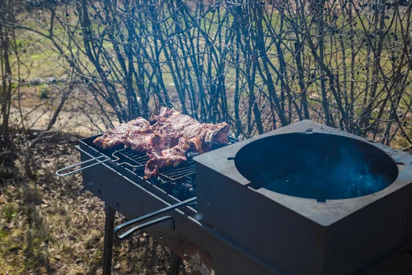 肉块放在一个大的黑色烤架上的烤架上煎 后续行动 — 图库照片