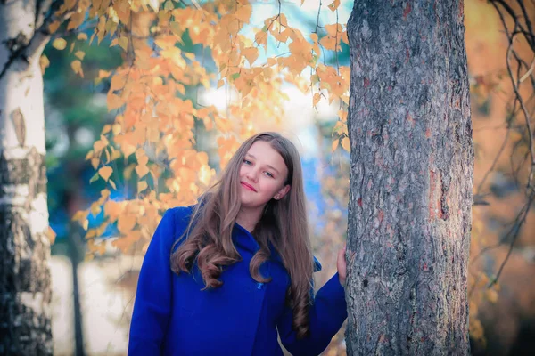 Ein Junges Mädchen Spaziert Durch Den Herbstpark Steht Hinter Einem — Stockfoto