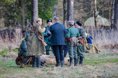 İkinci Dünya Savaşı 'nın yeniden inşası. Askerler gruplar halinde konuşuyorlar. Büyük Vatanseverlik Savaşı. Odessa 'nın kurtuluşu. Zelenograd Rusya 18 Nisan 2021
