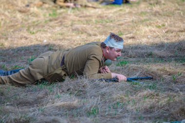 İkinci Dünya Savaşı 'nın yeniden inşası. Yaralı askerler savaş alanında yatıyor. Büyük Vatanseverlik Savaşı. Odessa 'nın kurtuluşu. Zelenograd Rusya 18 Nisan 2021