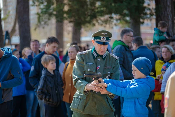 Rekonstrukcja Wojny Światowej Mężczyzna Mundurze Niemieckiego Oficera Pokazuje Chłopcu Jak — Zdjęcie stockowe