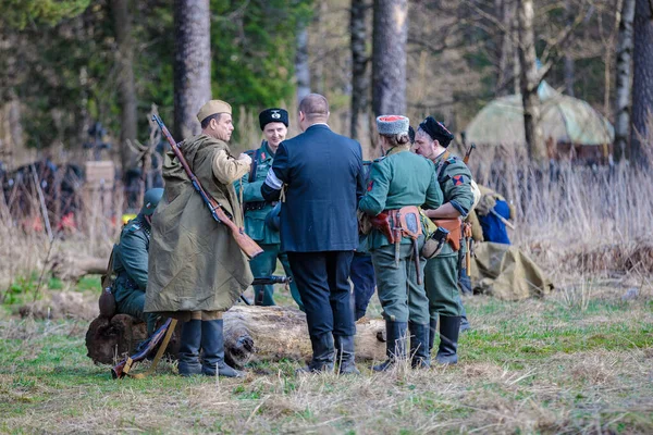 Rekonstrukcja Wojny Światowej Żołnierze Stoją Grupach Rozmawiają Wielka Wojna Ojczyźniana — Zdjęcie stockowe