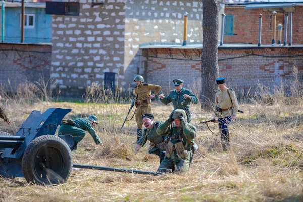 第二次世界大战的重建 俄罗斯士兵俘虏了德国士兵 伟大的卫国战争敖德萨的解放2021年4月18日 — 图库照片