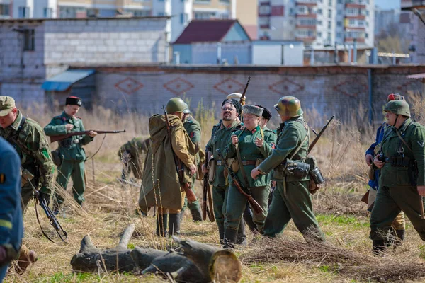 Rekonstrukcja Wojny Światowej Rosyjscy Żołnierze Wzięli Niemieckich Żołnierzy Niewoli Wielka — Zdjęcie stockowe