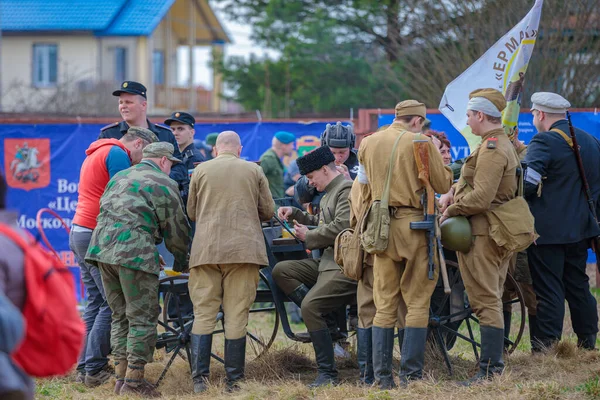 Rekonstrukcja Wojny Światowej Rosyjscy Żołnierze Biorą Jedzenie Kuchni Polowej Wielka — Zdjęcie stockowe