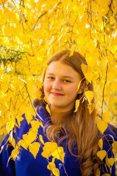 Ein Junges Mädchen Spaziert Durch Den Herbstpark Steht Hinter Einem — Stockfoto