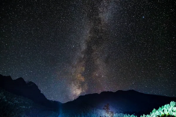Sternenhimmel Und Milchstraße Mit Hellen Sternen Über Den Bergen Nordossetiens — Stockfoto