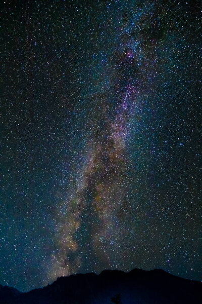 Звездное небо и Млечный Путь с яркими звездами над горами Северной Осетии.